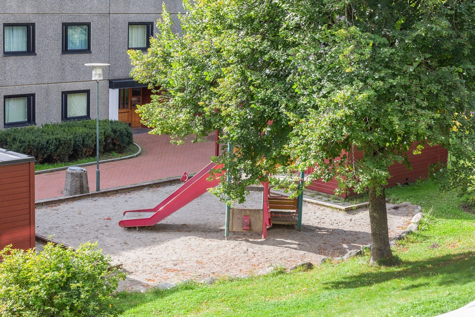 Bilfrie interne veier, flotte parkmessige fellesarealer, felles grillplass og grønne omgivelser. Galleribilde