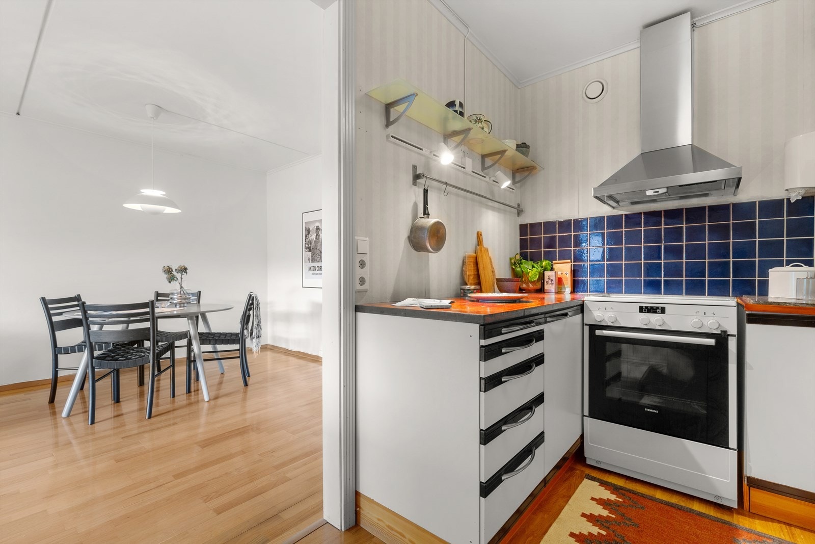 Kjøkkenet er utstyrt med vegghengt ventilator og komfyr med platetopp. Det bør påregnes oppgradering av kjøkken. Galleribilde