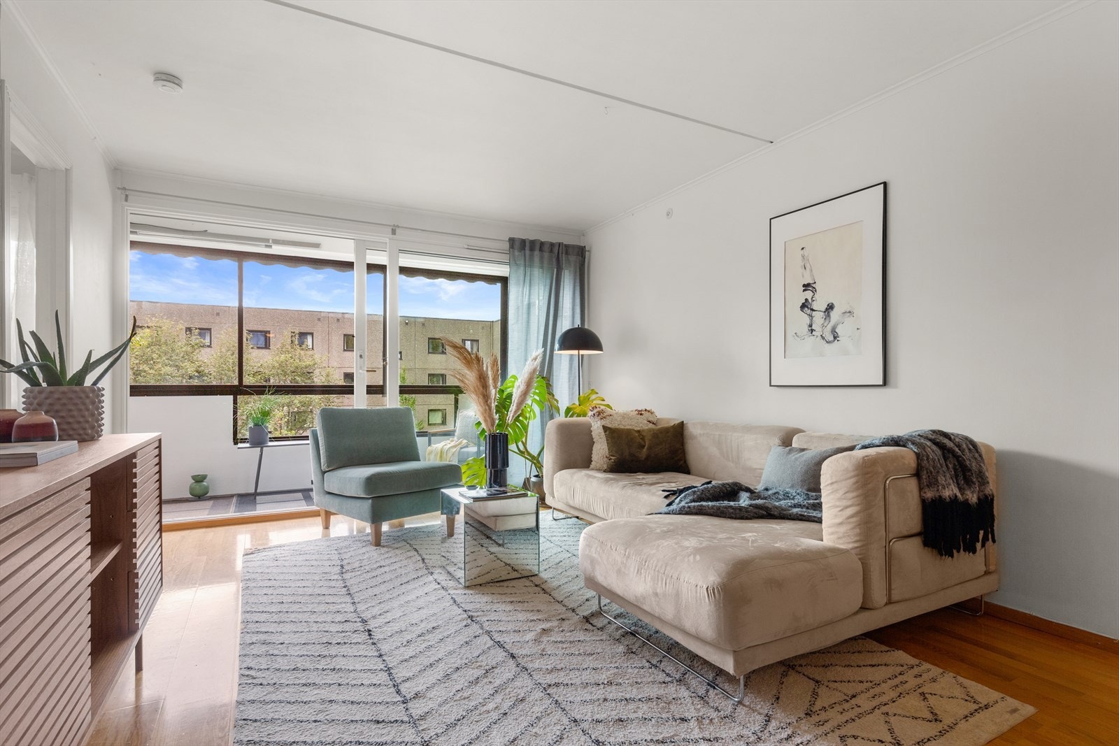 Den innglassede balkongen er en perfekt forlengelse av stuen, både sommer og vinter. Galleribilde