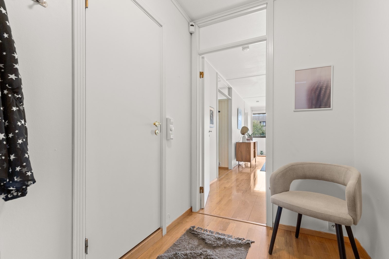 Romslig og lys entré med god plass til knagger for oppheng av jakker og oppbevaring av sko. Badet ligger i tilknytning til entré. Galleribilde