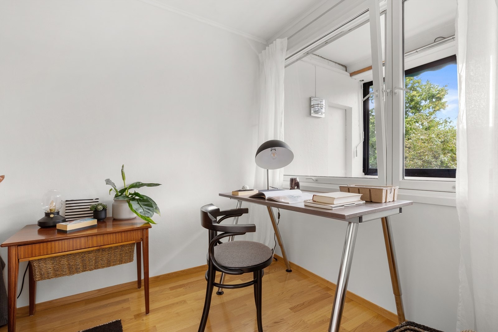 Soverommet ligger vendt mot rolige omgivelser og har store vindusflater som gir godt lysinnslipp. Galleribilde