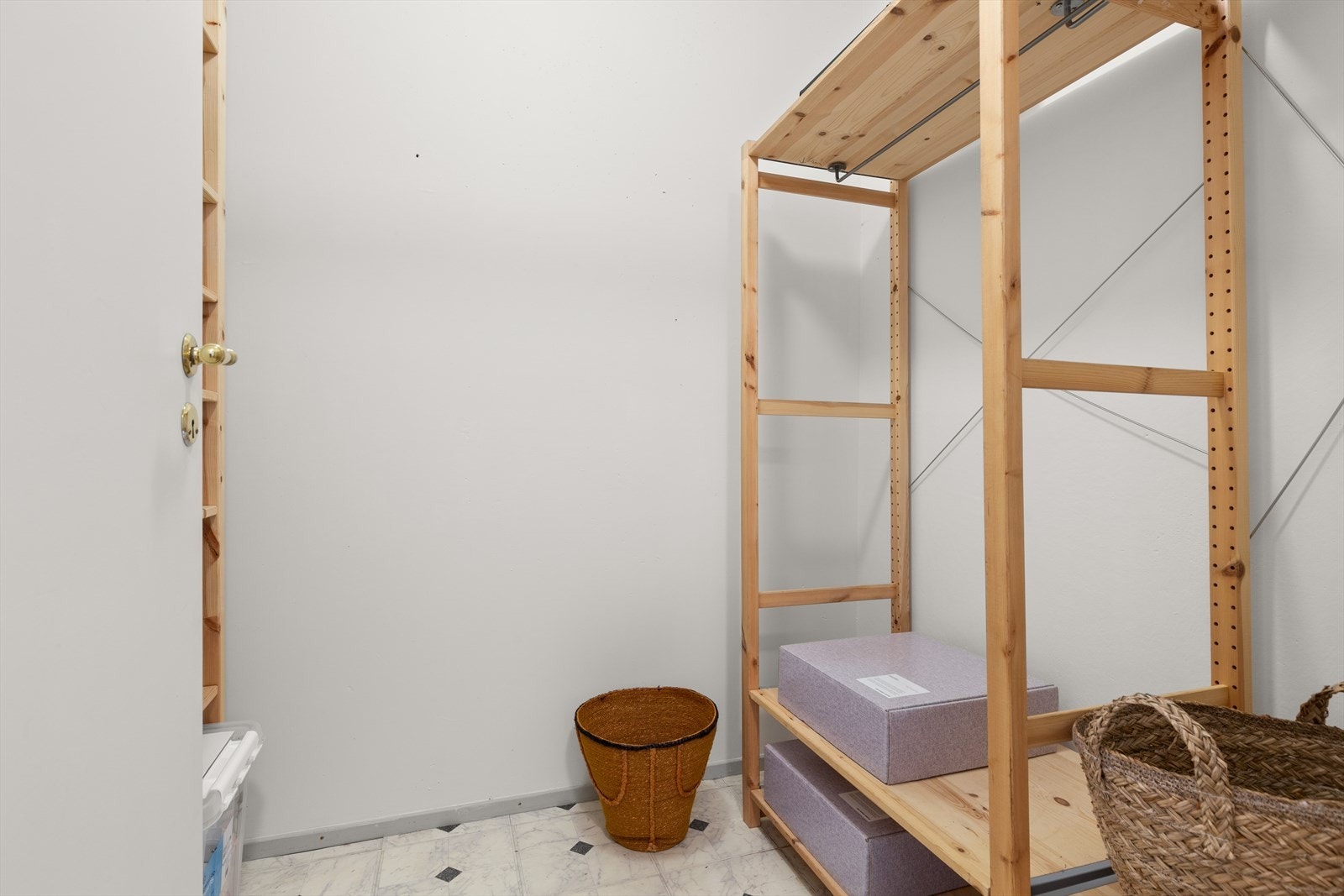 I tilknytning entréen har man også en bod som bidrar til mye ekstra oppbevaringsplass. Galleribilde