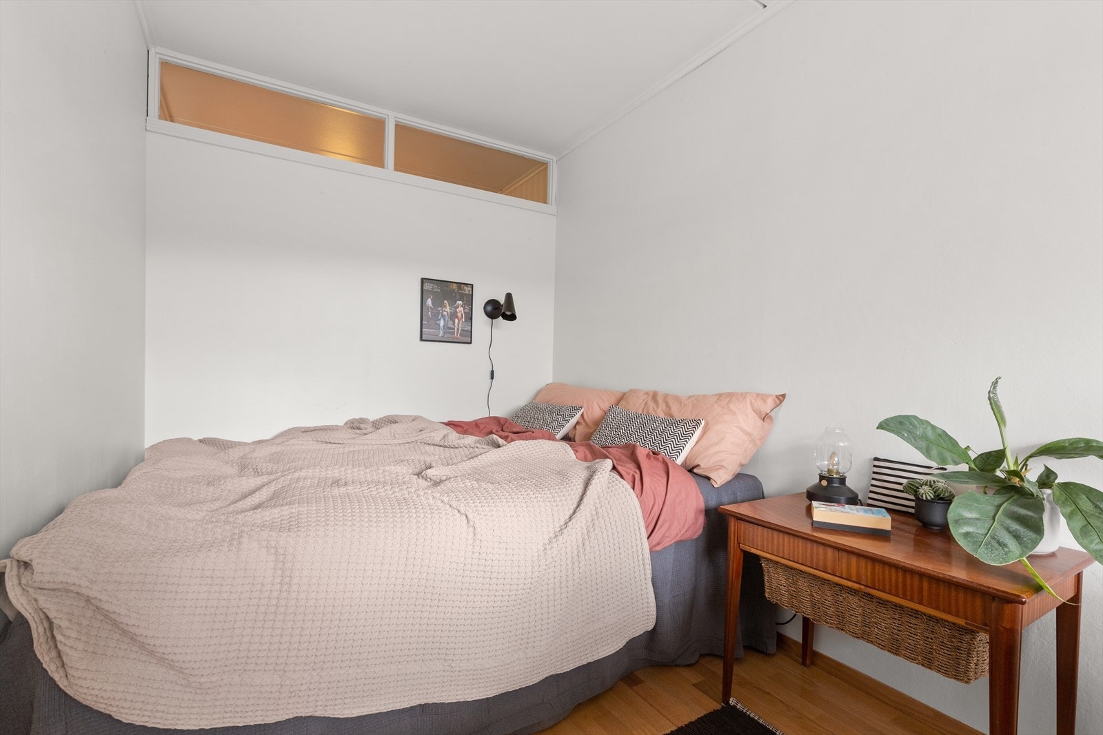 Romslig soverom med god plass til stor seng og garderobeløsning. Galleribilde