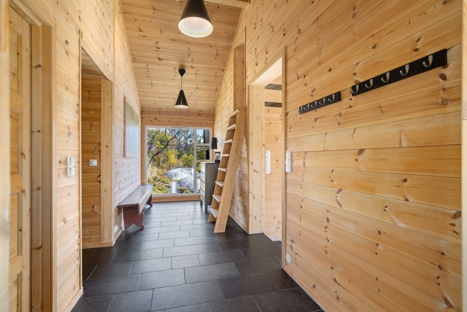 Velkommen inn! Romslig entré med Otta skifer og gulvvarme. God plass til yttertøy og tørking av sko Galleribilde