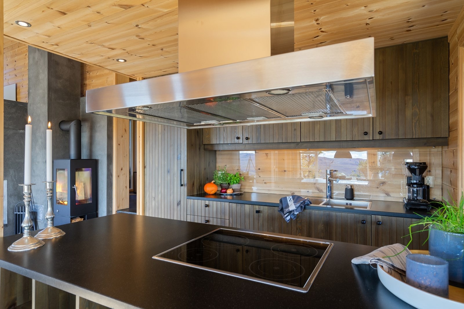 Kjøkkenøy som gir en fin sosial sone til spisestue og stue Galleribilde