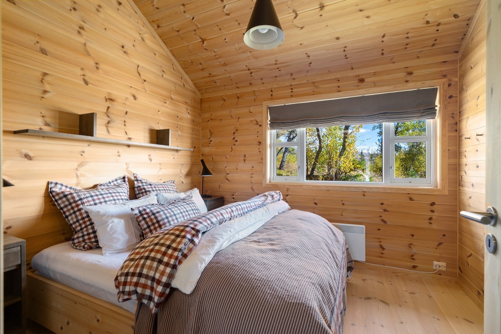 Hovedsoverom med plassbygd dobbeltseng, nattbord og hyller Galleribilde