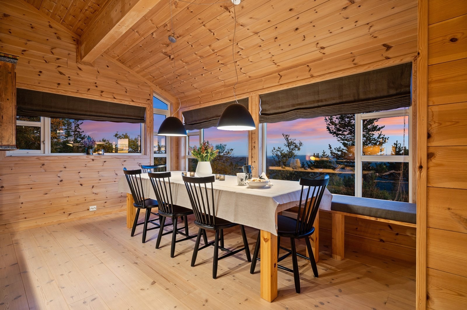 God plass til familie og gjester i spisestuen Galleribilde