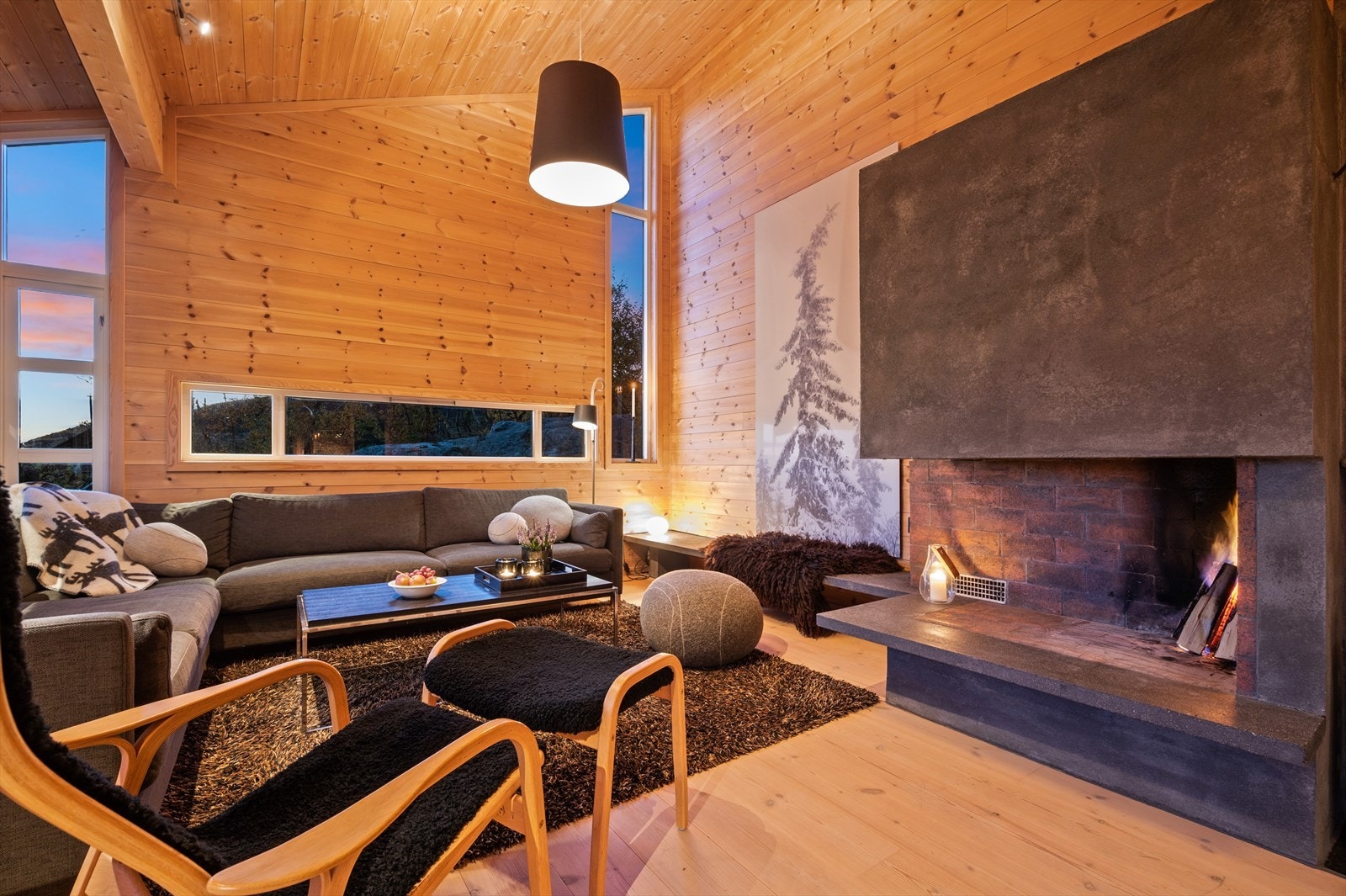 Stuen varmes opp med åpen peis og vedovn. God stemning høst og vinter hvor man kan få varmen etter en god (ski)tur Galleribilde