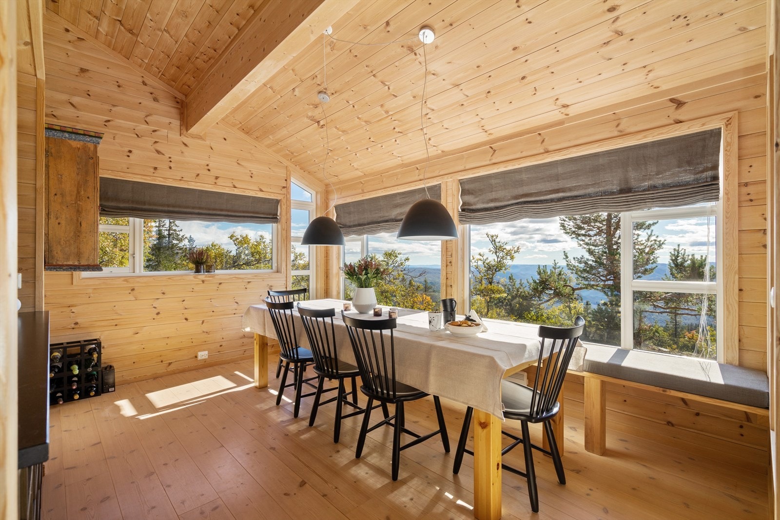 Spisestue med fantastisk utsikt. Her får du følelsen av å sitte ute i naturen med vinduer på tre sider Galleribilde