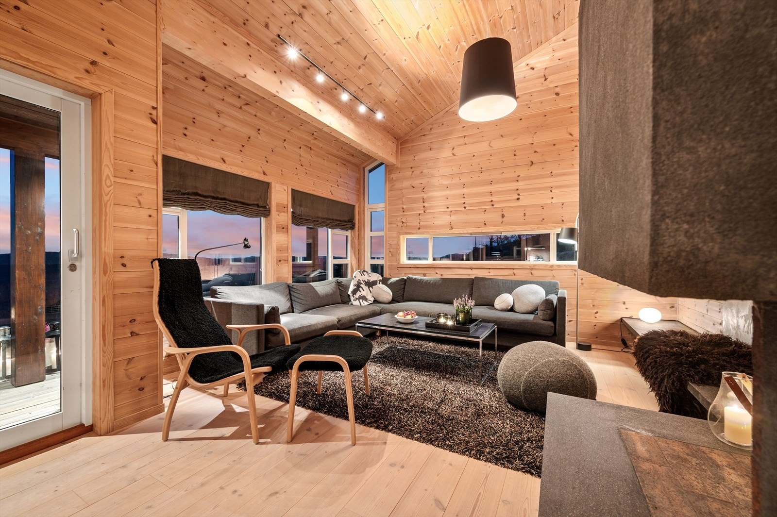 God plass til sofagruppe og fantastisk utsikt fra vinduene Galleribilde