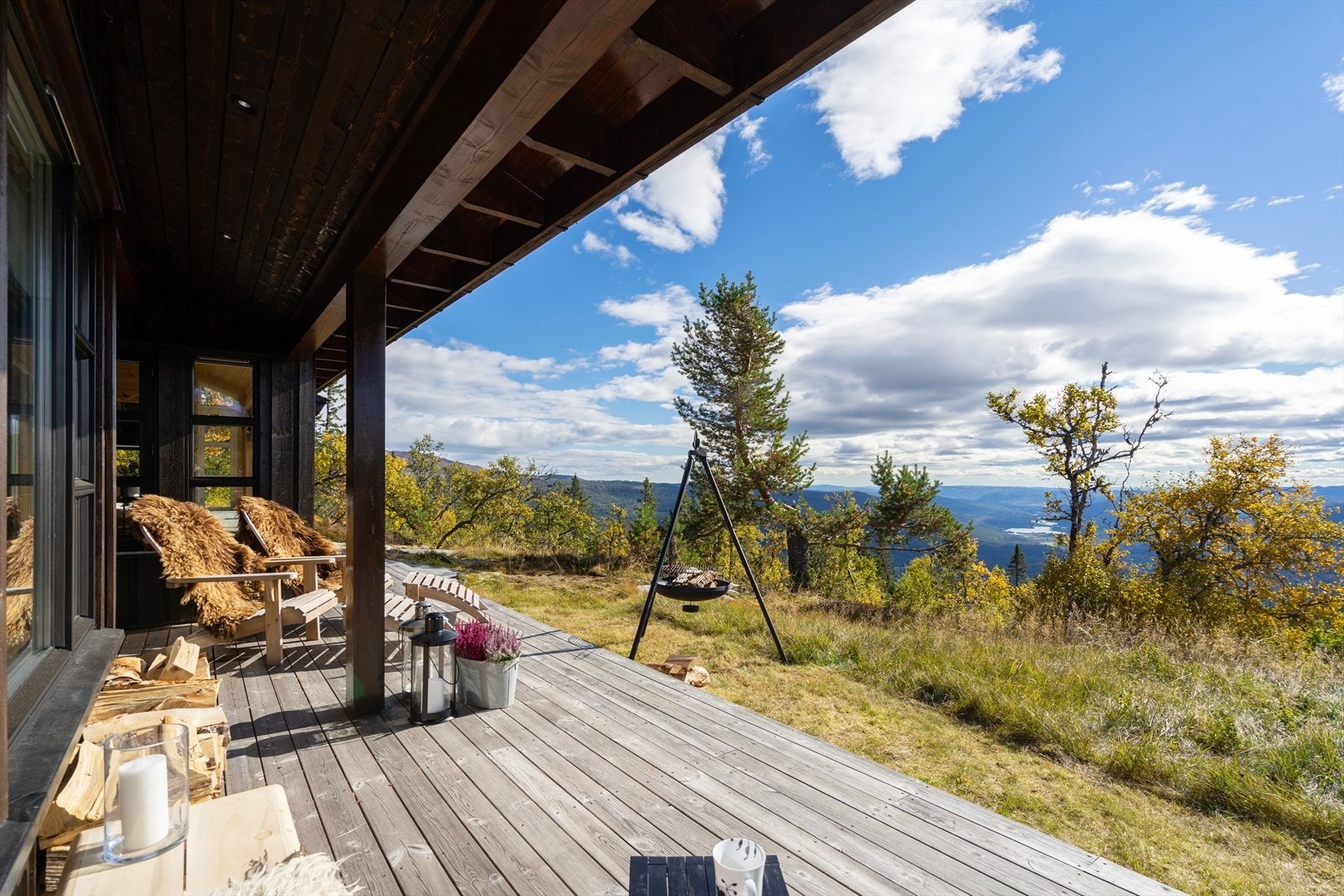 Fra hytta har du nærhet til fantastiske turområder og mangfold av naturopplevelser. Drotningguttunatten, Holmvasstind, Gråfjell, Ranten og Høgevarde er populære destinasjoner for små og store Galleribilde