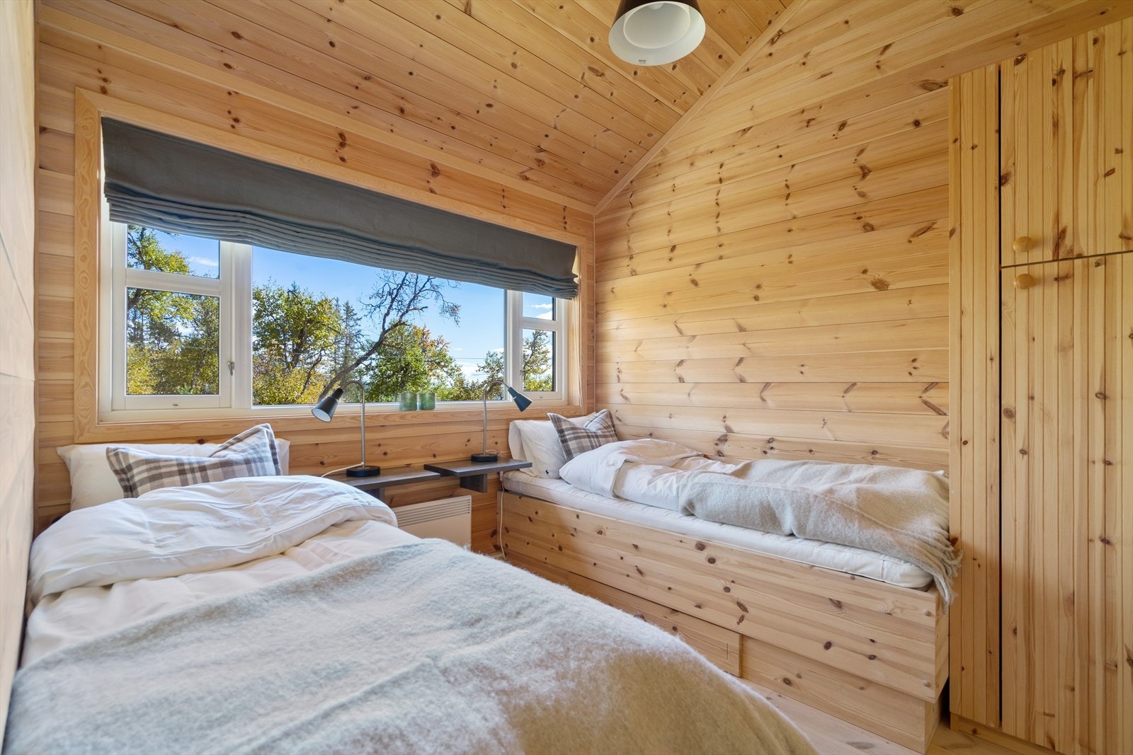 Soverom to med plassbygde enkeltsenger og garderobeskap, samt nattbord Galleribilde