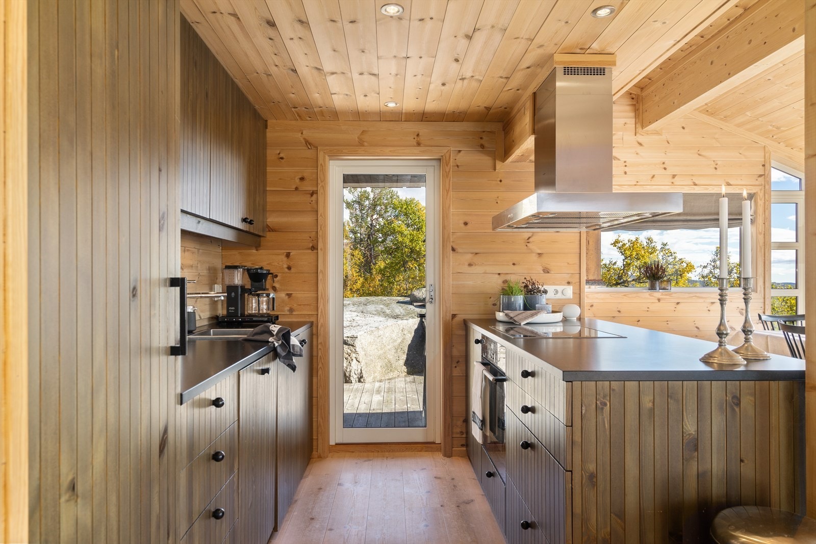 Kjøkkeninnredning i heltre med integrerte hvitevarer. Silestone benkeplate Galleribilde