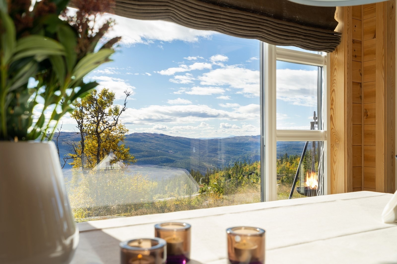 Her kan du nyte lange frokoster og sene middager - et flott samlingsplass i hytta Galleribilde