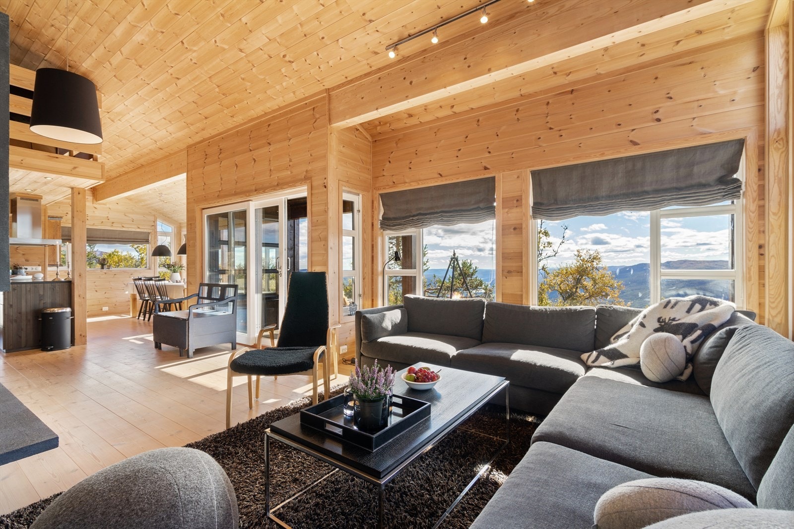 Åpen stue / kjøkken løsning med store vindusflater og god takhøyde Galleribilde