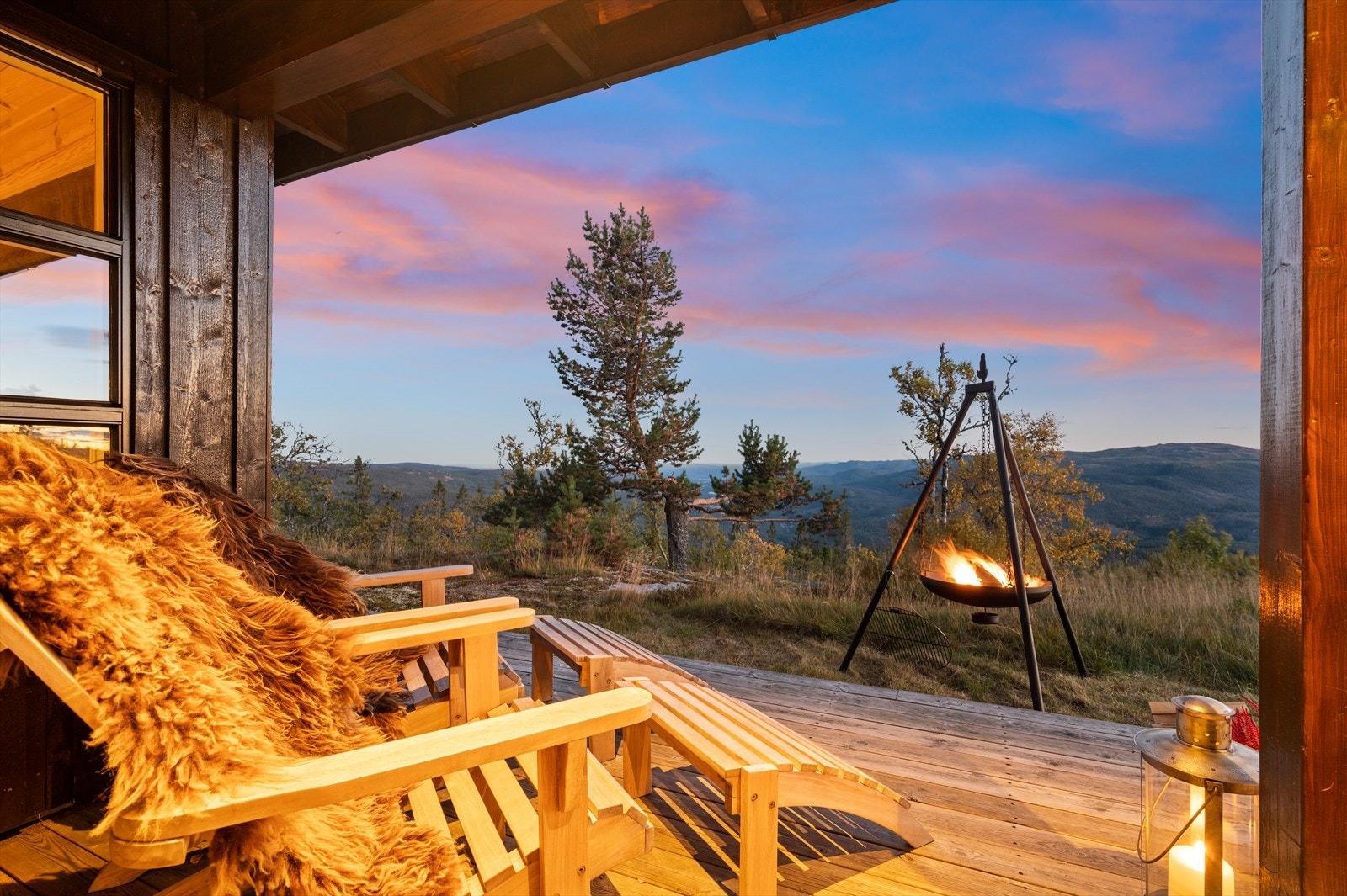 Utgang til terrasse fra stuen, delvis overbygd. Her finner man roen Galleribilde