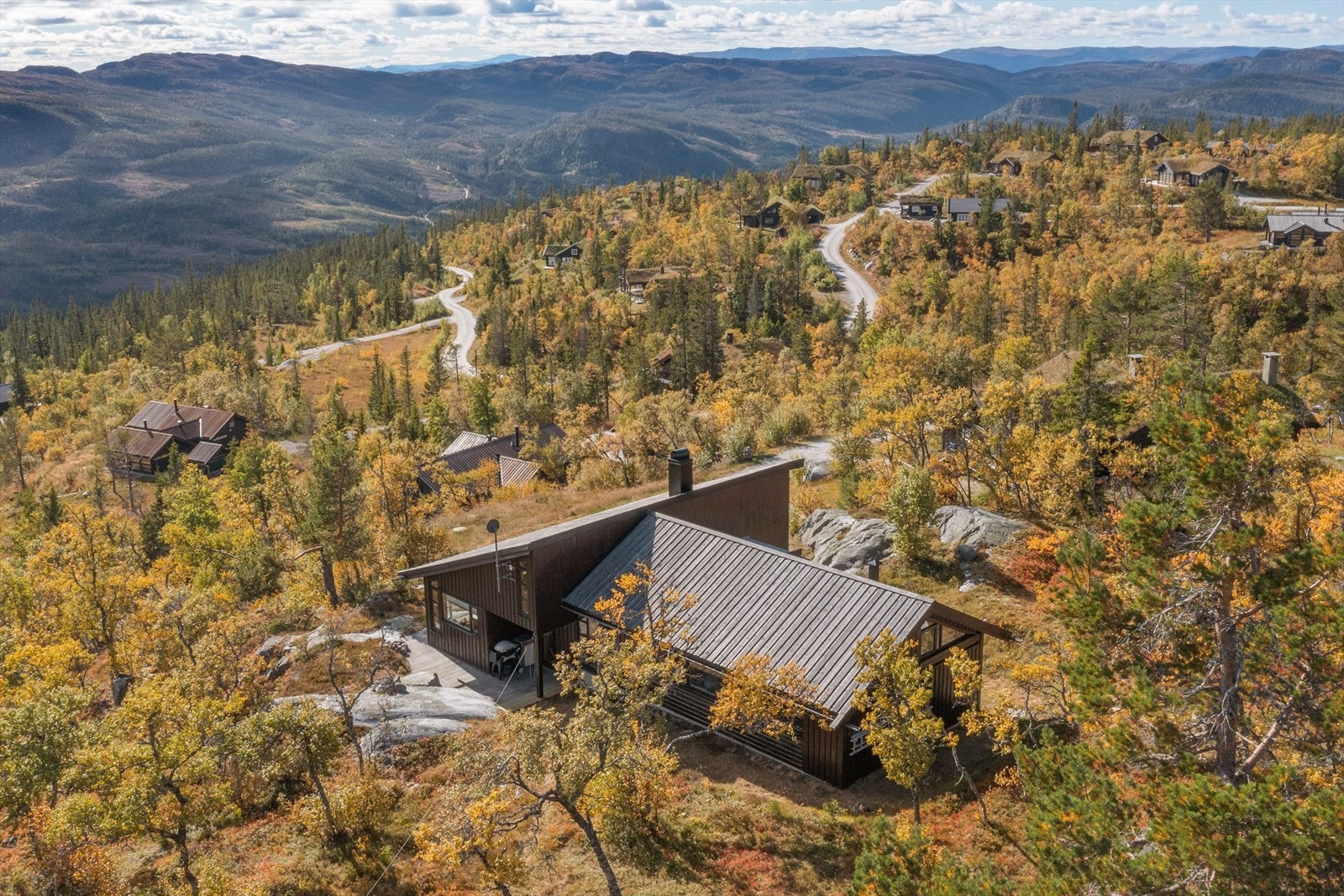 Fra hytta kan man se over til Gaustatoppen og Blefjell Galleribilde