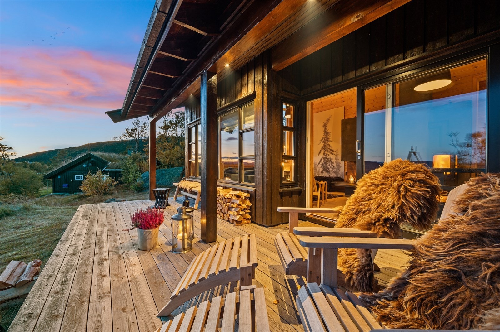 Koselig terrasse hvor man kan nyte flotte kvelder både høst og vinter Galleribilde