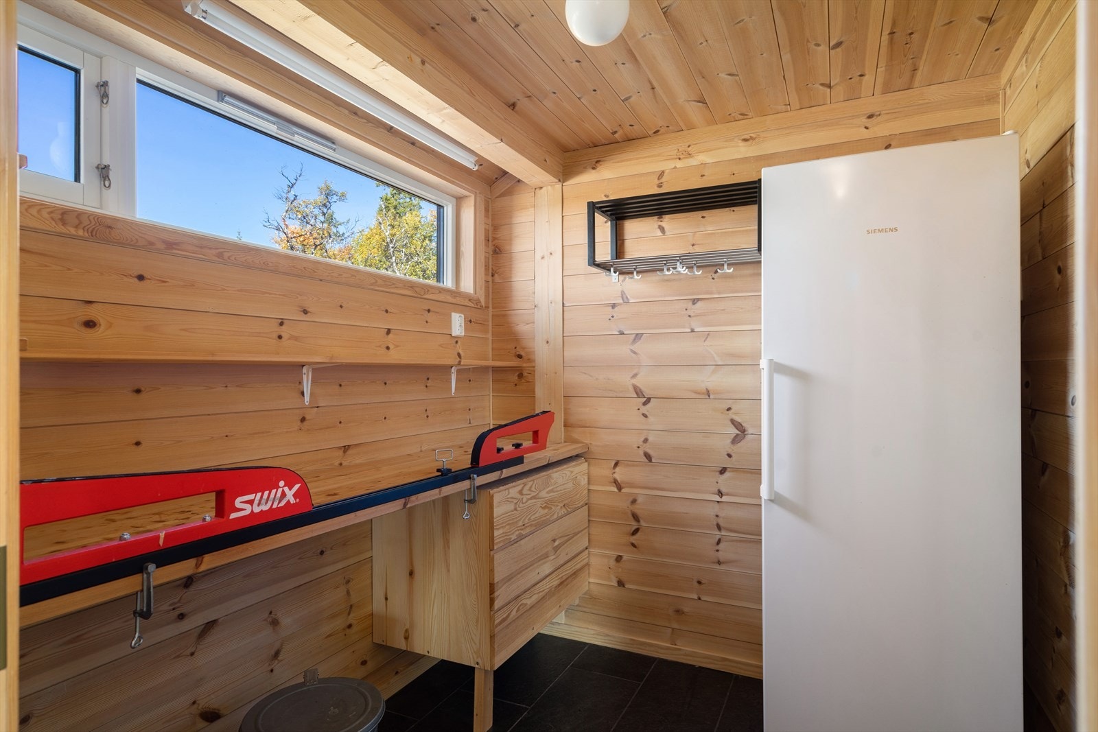 Skibod med adkomst fra entré. Otta skifer på gulv med varme. Praktisk rom hvor man kan gjøre forberedelser før skitur, samt oppbevare diverse utstyr Galleribilde