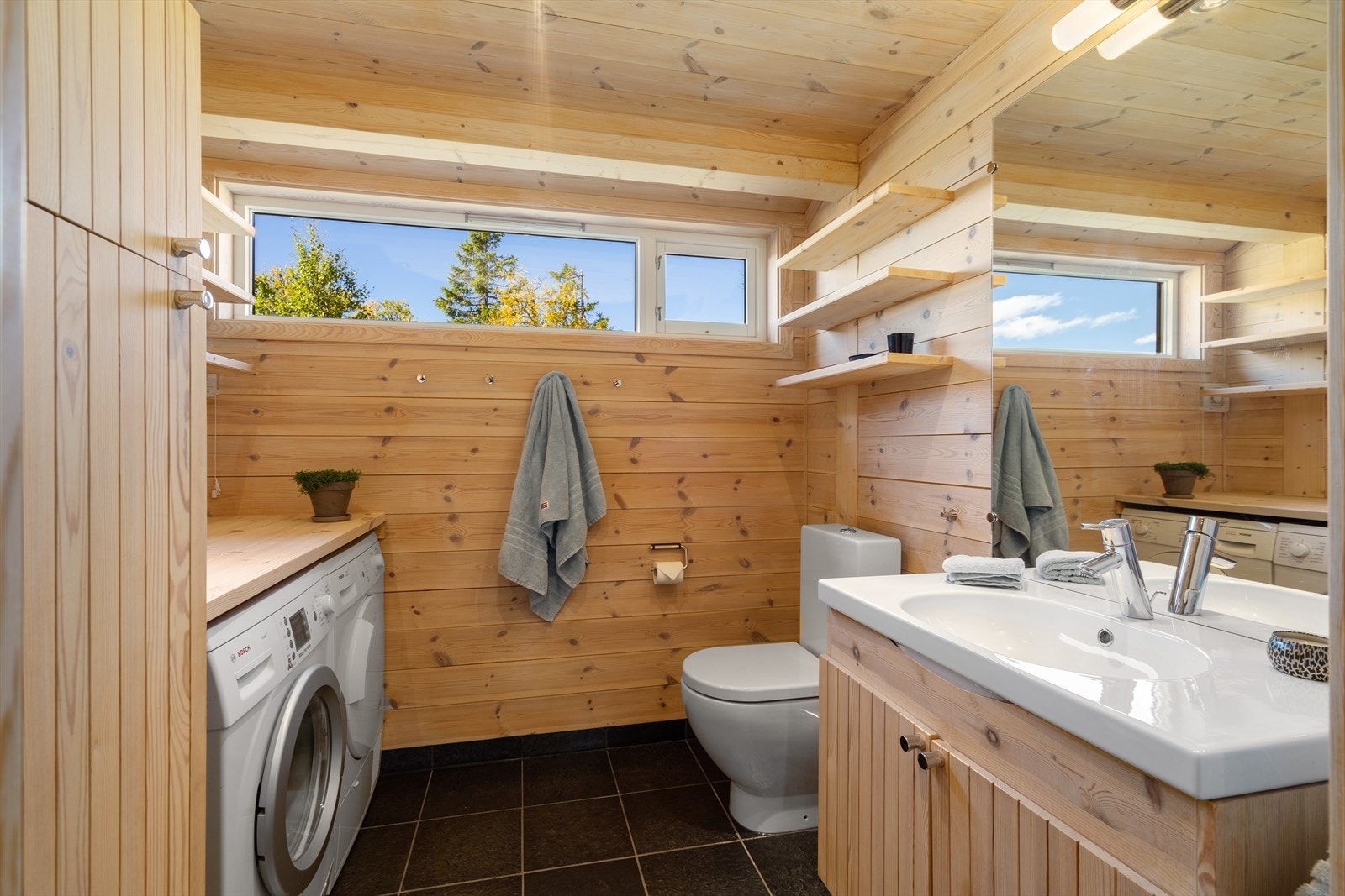 Vaskerom med wc, servant og plassbygd skap. Porselen fra Italia, Catalano. Otta skifer i gulv med varme Galleribilde