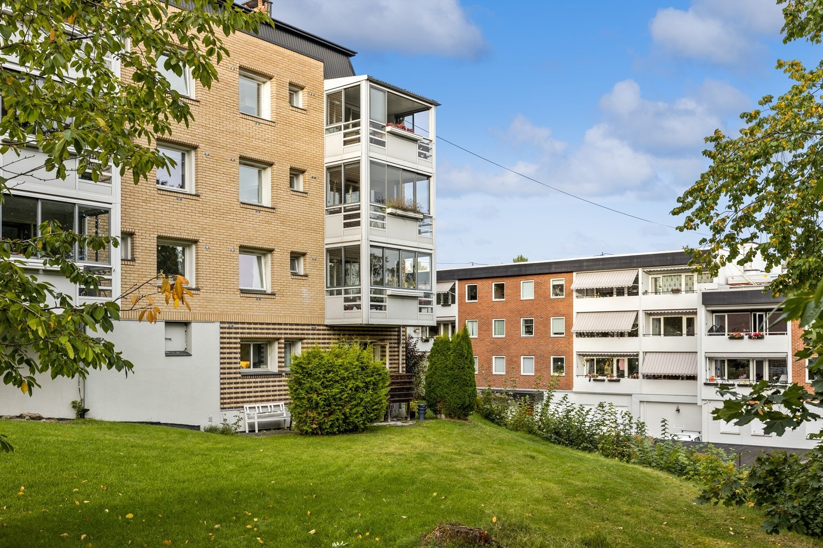 Tomten er pent opparbeidet med plener, lekeplasser, sittegrupper og diverse prydbusker. Galleribilde