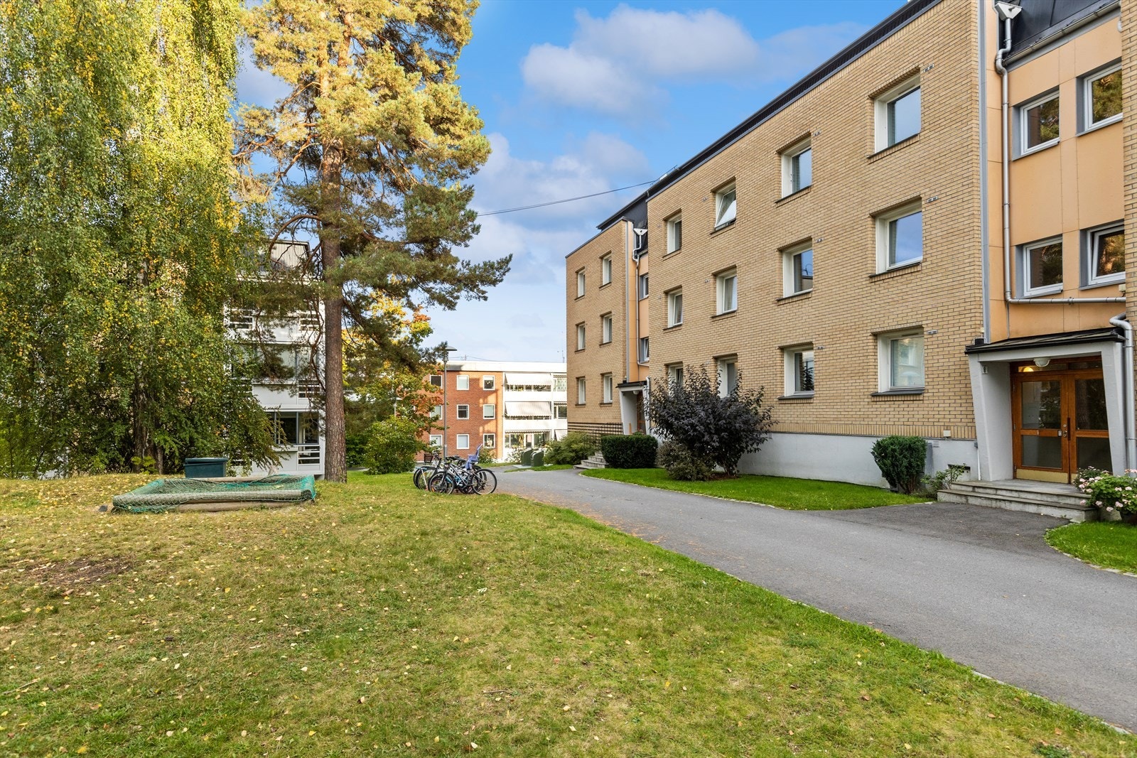 I borettslaget er det tidvis mulighet for leie av parkering, og mulighet for lading av elbil. Etter venteliste. Galleribilde