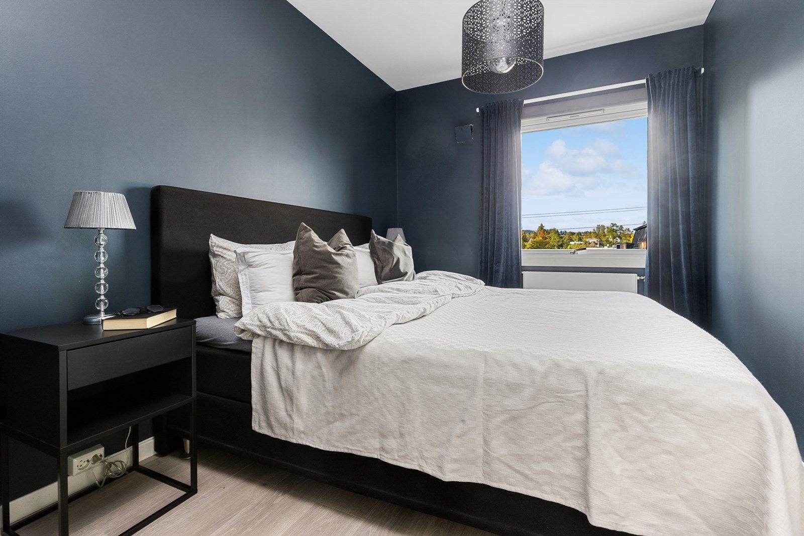 Leiligheten har 2 gode soverom med god plass til bl.a. dobbeltseng, ønsket garderobeinnredning, nattbord, kommode m.m.
- Hovedsoverom Galleribilde