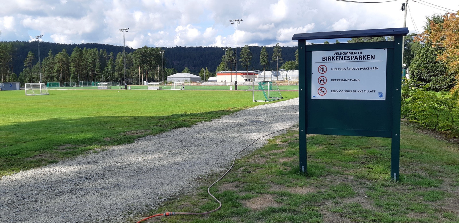 Birkenesparken med fotballbaner og ny friidrettsbane. Galleribilde
