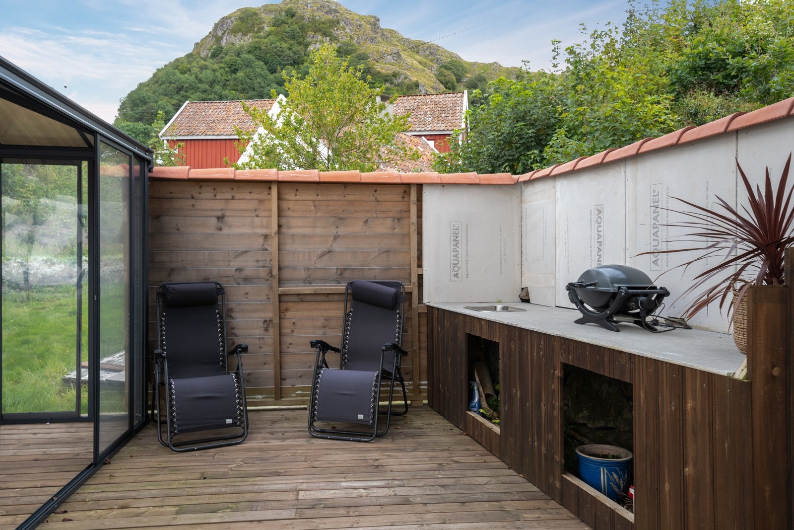 Koslig skjermet uteområde på terrasse Galleribilde