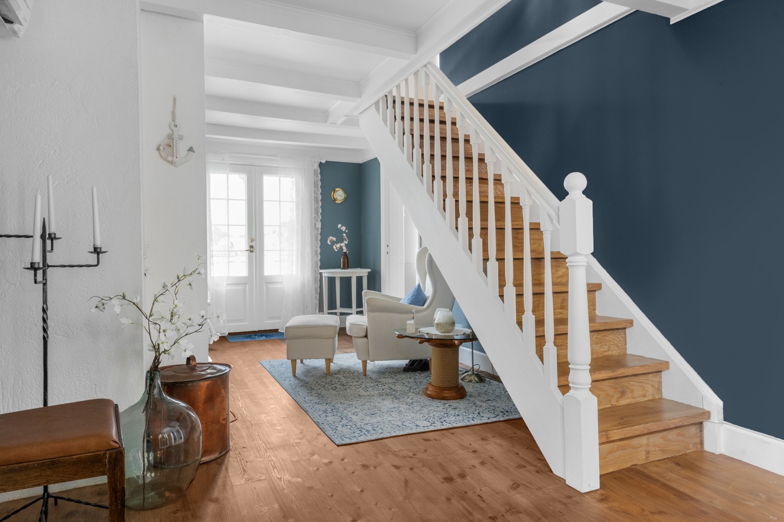 Stor gang med peis og koslig sitteområde Galleribilde