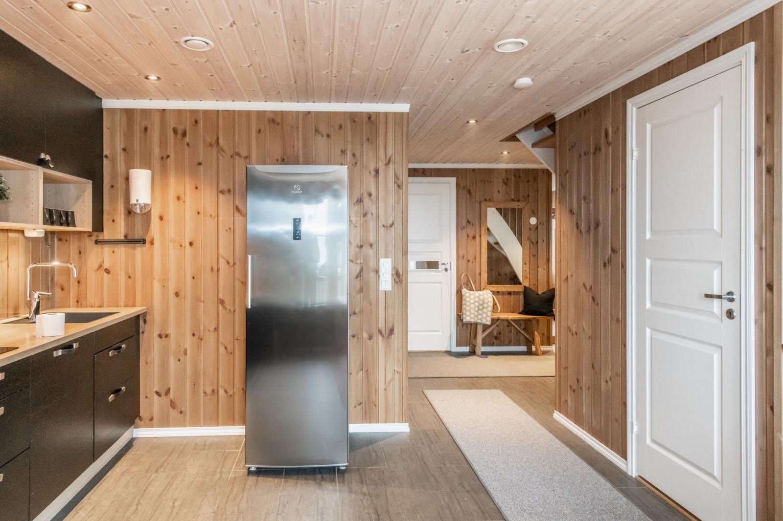 Det er satt inn et ekstra kjøpeskap i tillegg til kjøleskuff i kjøkkeninnerdningen. Galleribilde