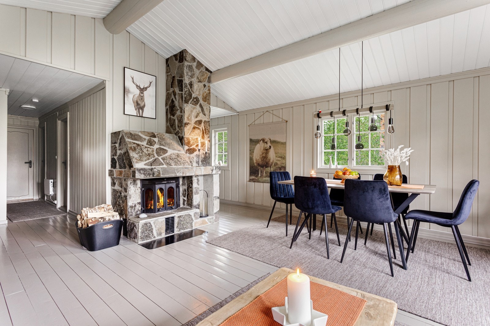 Nyt et bedre måltid og brettspill til lyden av knitrende flammer i peisen. Galleribilde