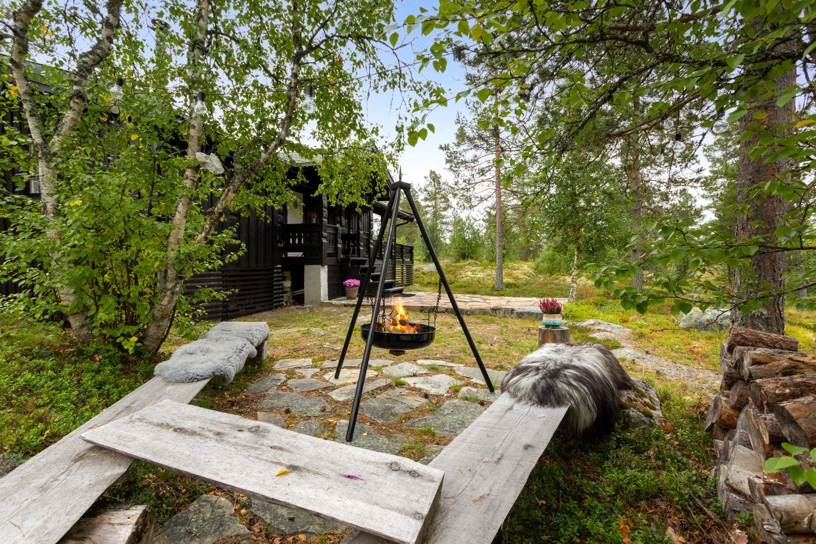 Hyggelig bålpanne-plass på tomten. Galleribilde