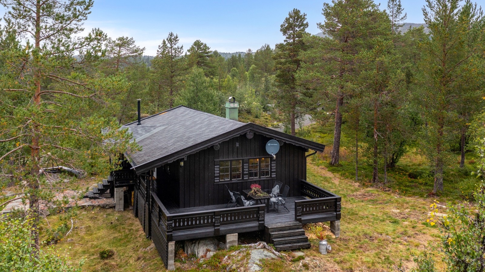 Idyllisk, sentral og solrik plassering. Ingen innsyn fra naboer og romslig tomt. Galleribilde