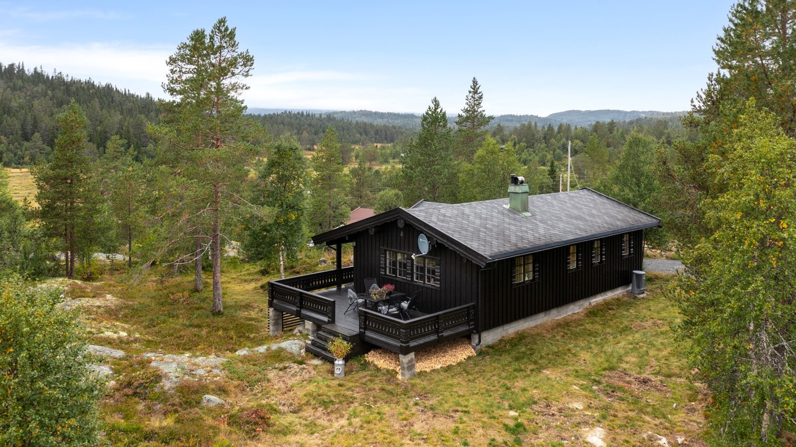 De preparerte langrennsløypene slynger seg rundt hytta på alle kanter. Kun 2 min til Rauland Skisenter. Galleribilde