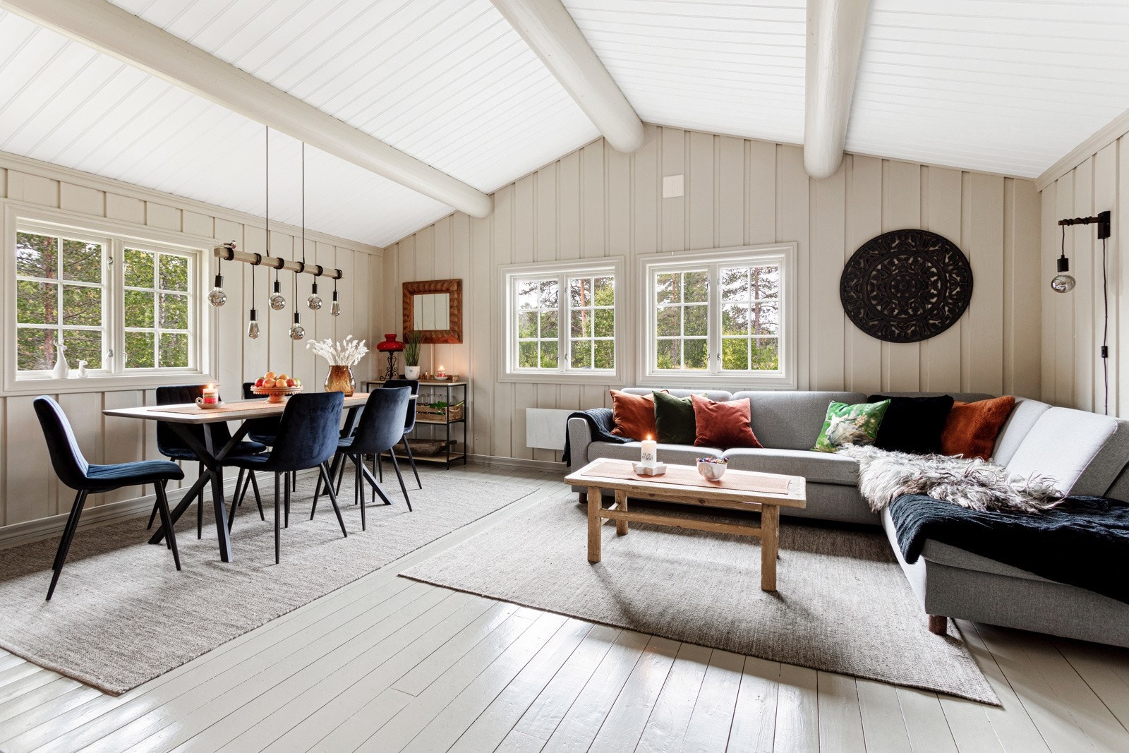 Stuen har god plass til både sofa- og spisegruppe. Galleribilde