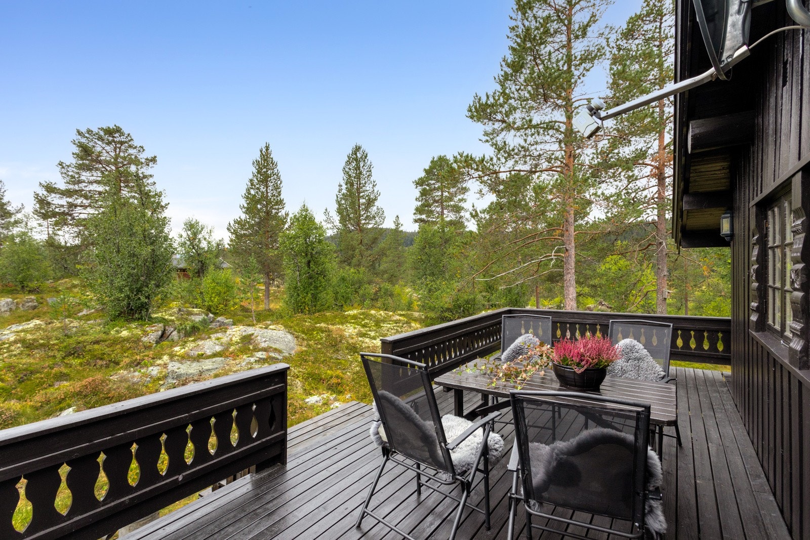 Romslig og usjenert terrasse. Her kan man nyte dagene i solveggen. Galleribilde