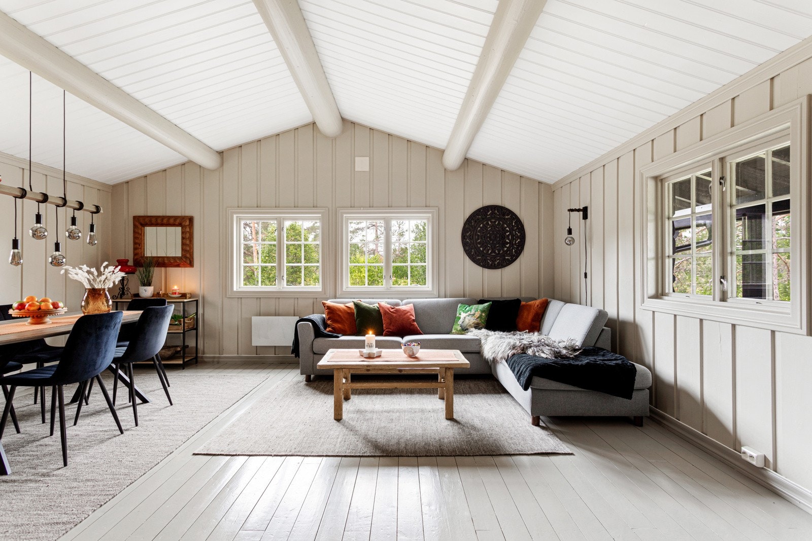 Trivelig stue med god takhøyde. Flere vindusflater slipper dagslyset inn og gir en romslig følelse. Galleribilde