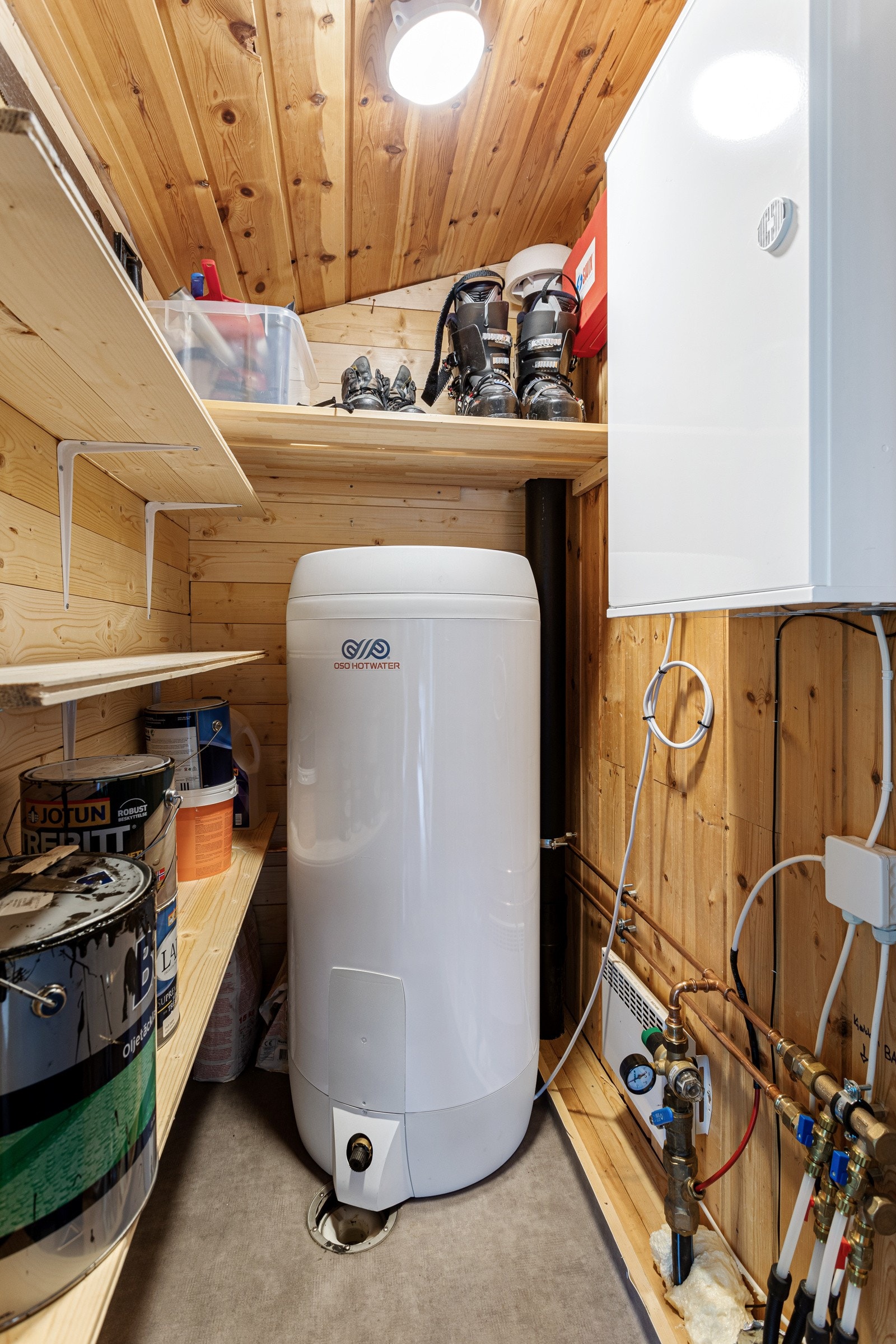 Praktisk utvendig bod/teknisk rom med oppbevaringsplass, 200 liters varmvannstank og el-skap. Alt elektrisk innvendig er nytt i 2020. Galleribilde