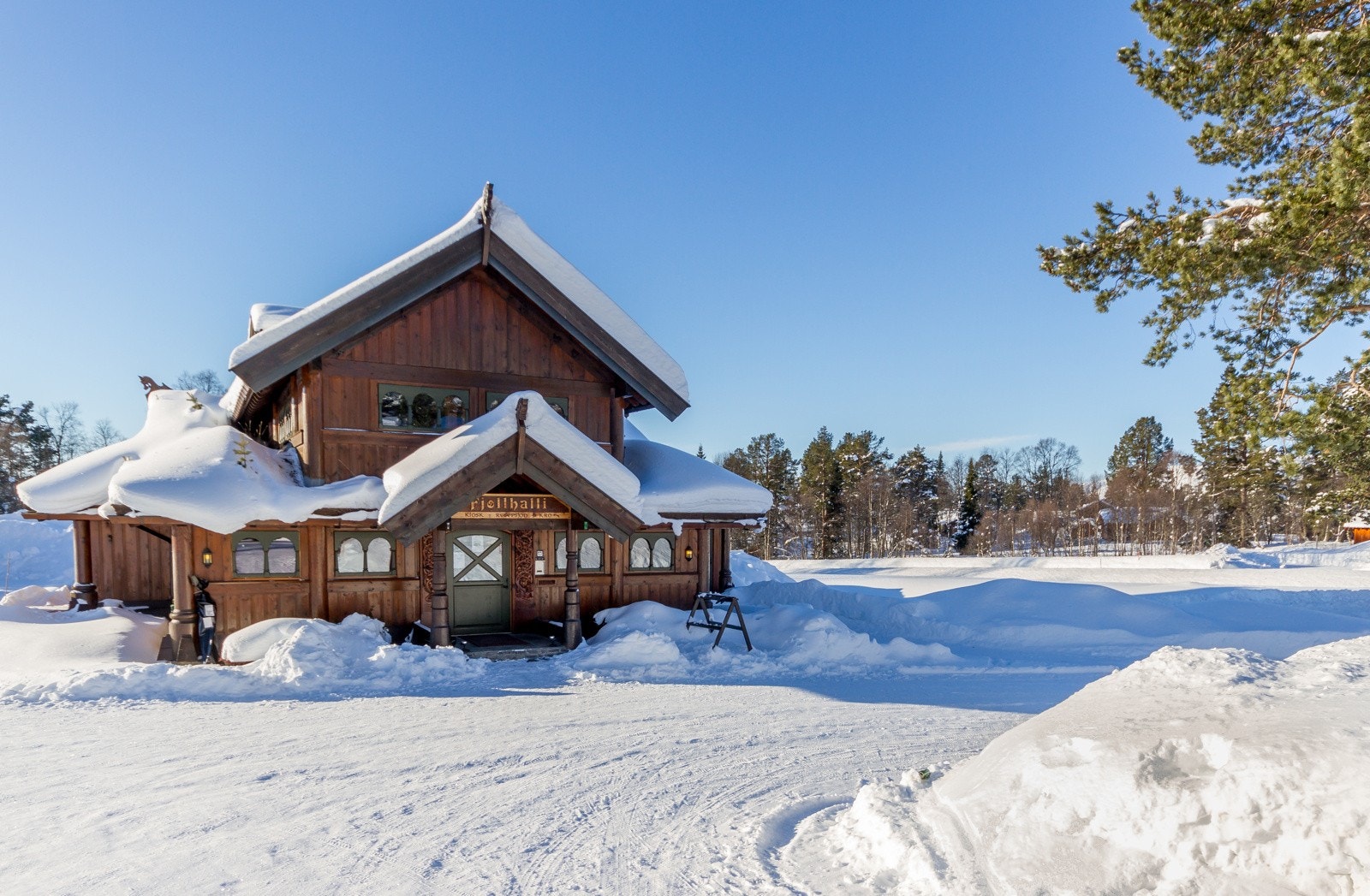 Fra hytta har man gåavstand til restauranten Fjøllhalli, Paviljongen, flere varmestuer og aktivitetsområder med konserter og annet. Velkommen til fjells! Galleribilde