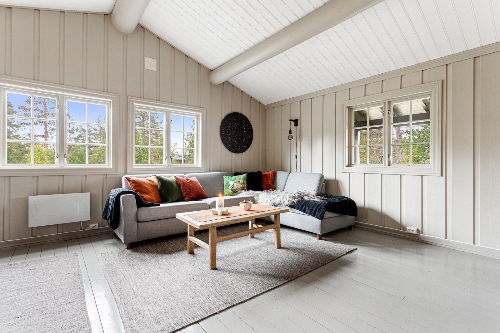 Her er det malt panel på vegger og i tak, samt malte gulvbord på gulv. Galleribilde