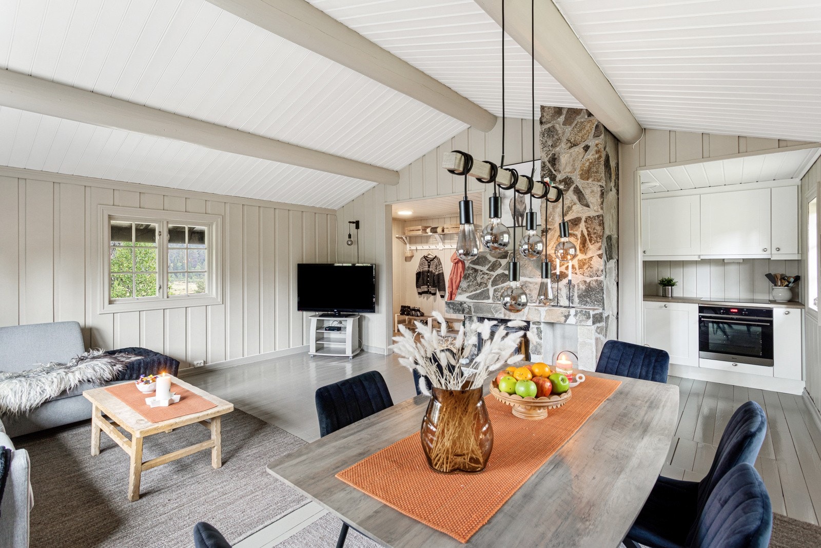 Spisestue sett mot kjøkken. Galleribilde