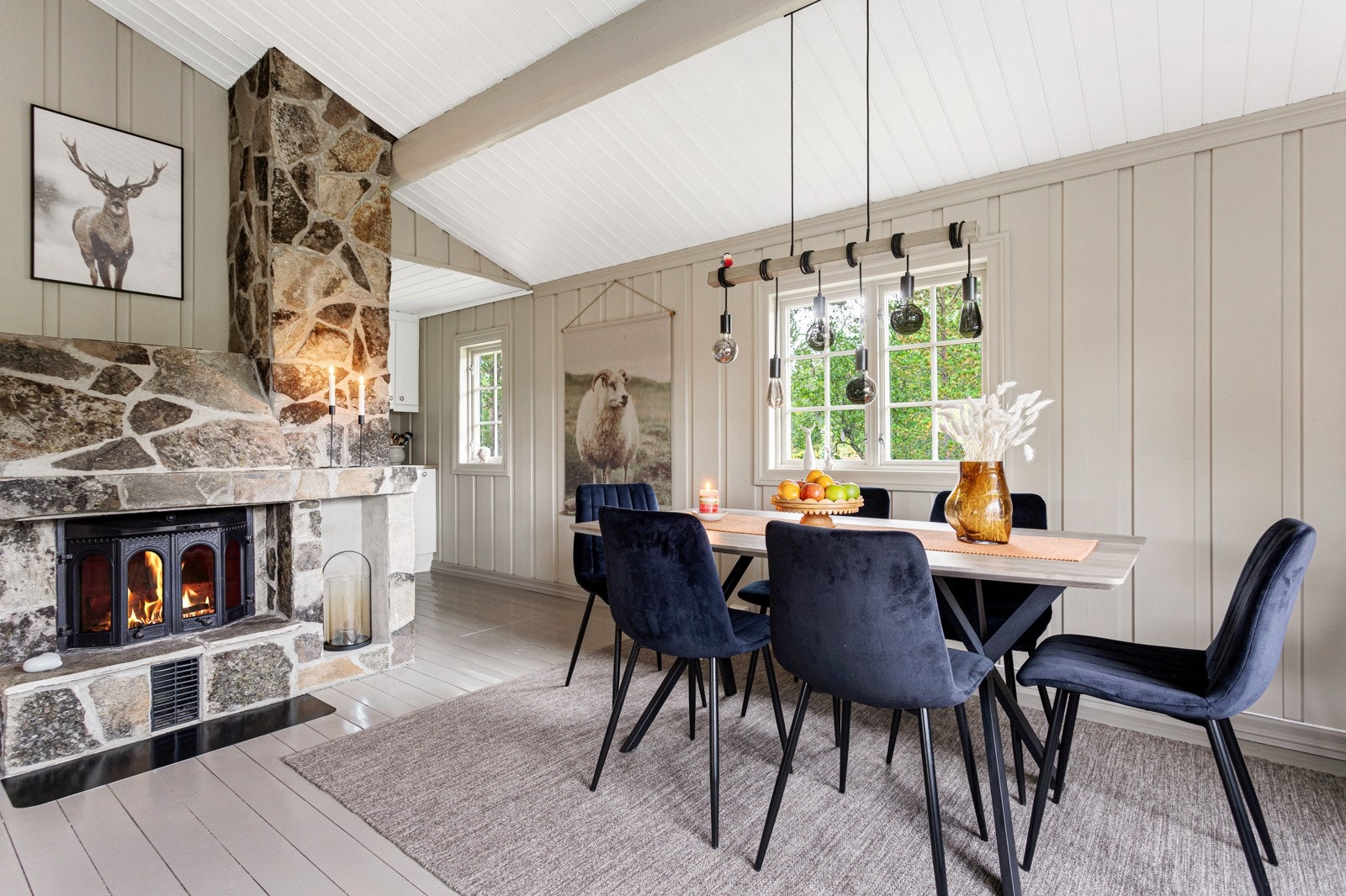 Det er delvis åpen løsning mellom stue og kjøkken. Galleribilde