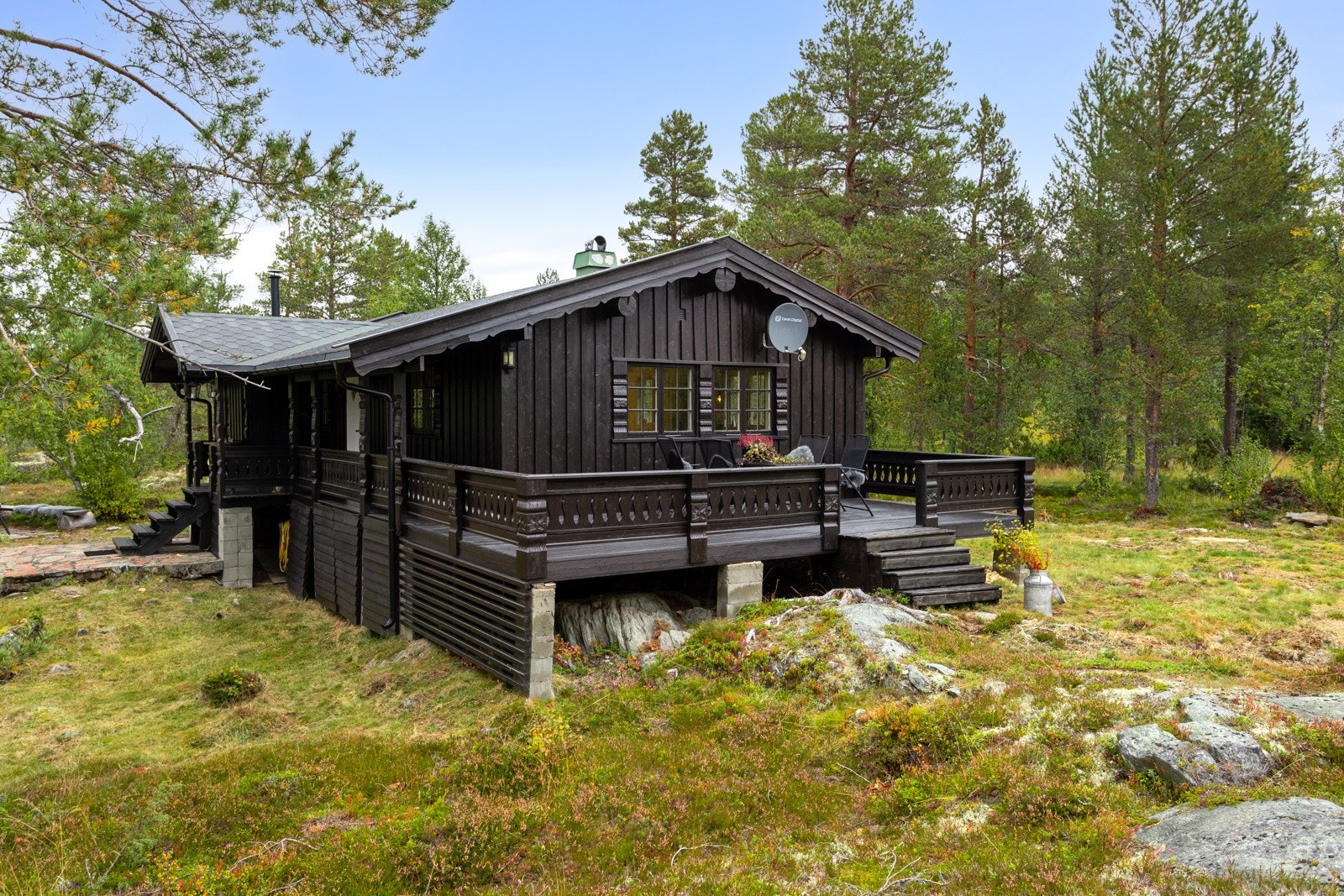 Hytta har en romslig tomt på over 1,05 mål, tilgrensende friområder. Galleribilde