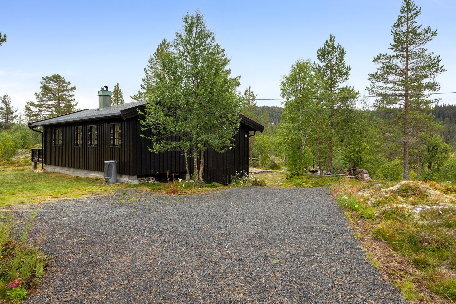 Det er bilvei helt frem og god plass til parkering ved hytteveggen. Innlagt off. vann/avløp. Galleribilde