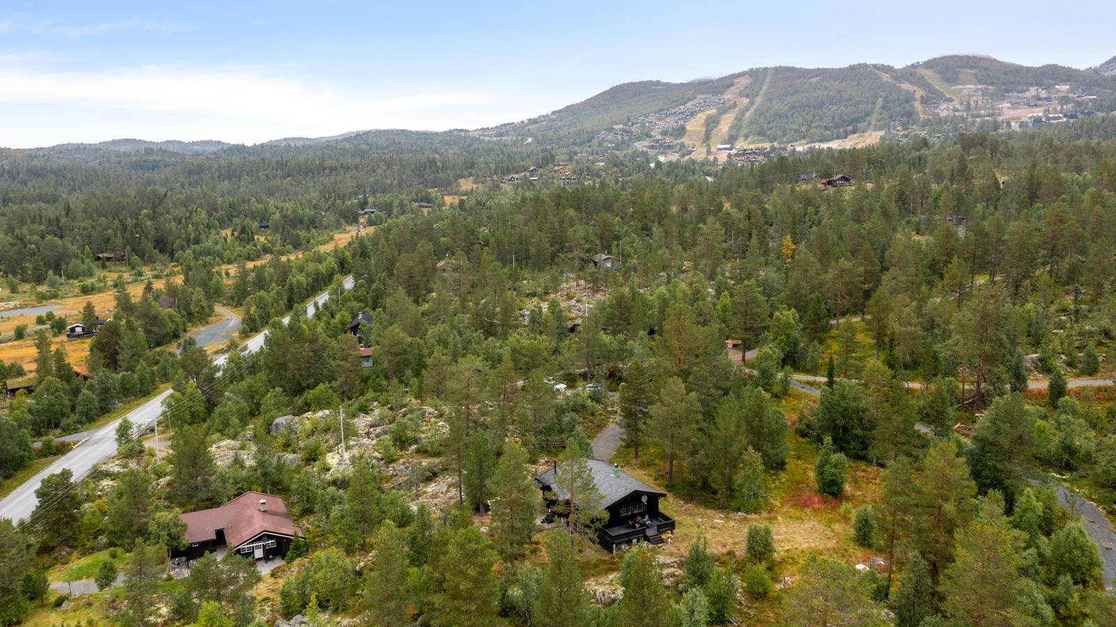 Oversiktsbilde av hytta med Rauland Skisenter i bakgrunnen. Galleribilde