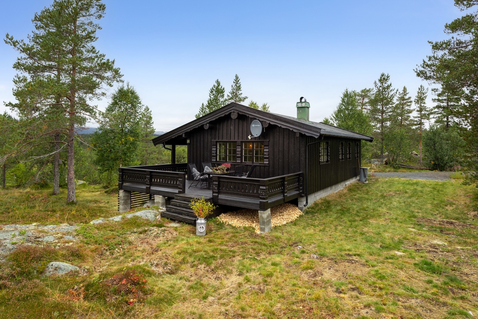 Privatmegleren har gleden av å presentere Staulsvegen 3 - En flott og nyoppusset hytte beliggende i vakre, rolige omgivelser på Rukkemo i Rauland! Galleribilde