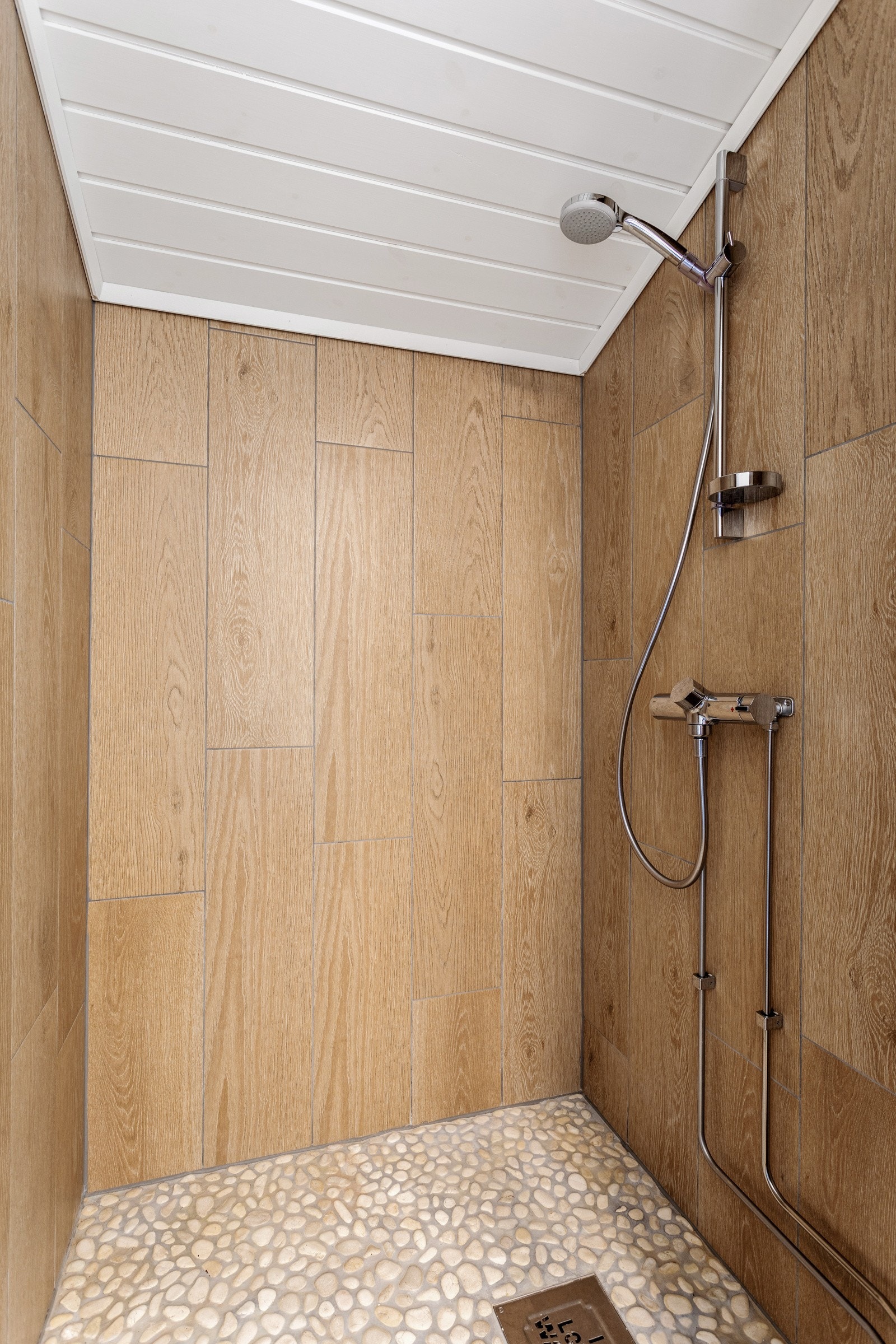 Dusjnisje med glassvegg. Dusjen er romslig og delikat. Galleribilde