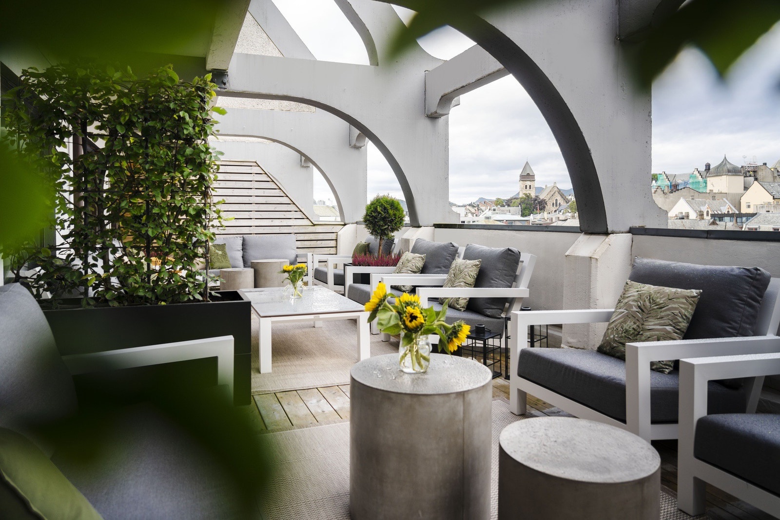 I 5. etasje har vi en rå takterrasse kun for våre beboere som er delikat møblert og har Ålesunds beste utsikt. Galleribilde