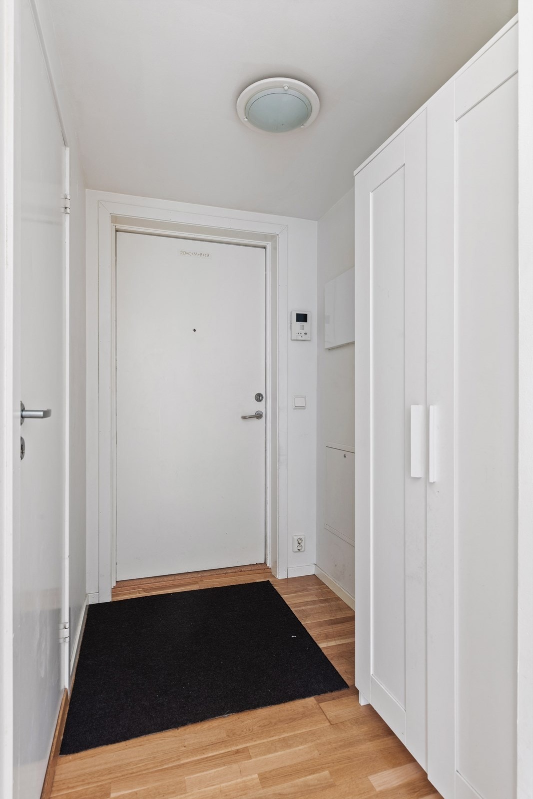 Det er adkomst til leiligheten via felles trappeoppgang og via heis. Galleribilde